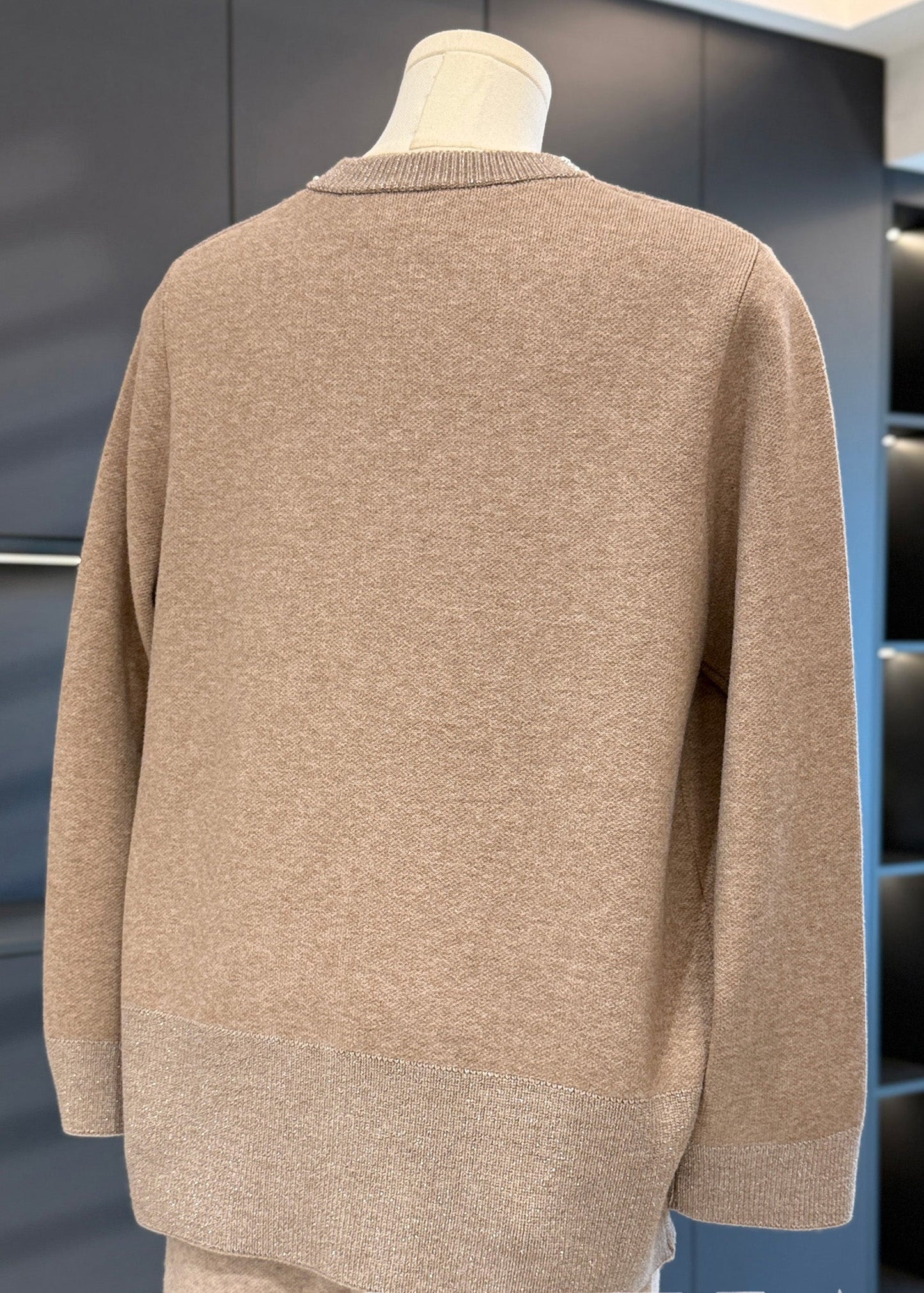 Lockerer, kamelfarbener Baumwollstrickmantel mit Reißverschluss und Ziernägeln für den Frühling