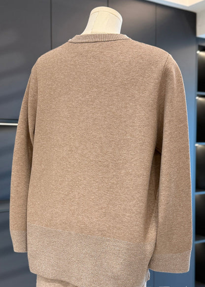 Lockerer, kamelfarbener Baumwollstrickmantel mit Reißverschluss und Ziernägeln für den Frühling