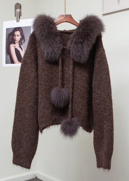 Lockere Strickpullover mit Fuchskragen, flauschigen Bommeln und Kaffeemuster