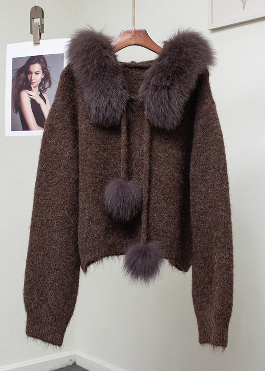 Lockere Strickpullover mit Fuchskragen, flauschigen Bommeln und Kaffeemuster