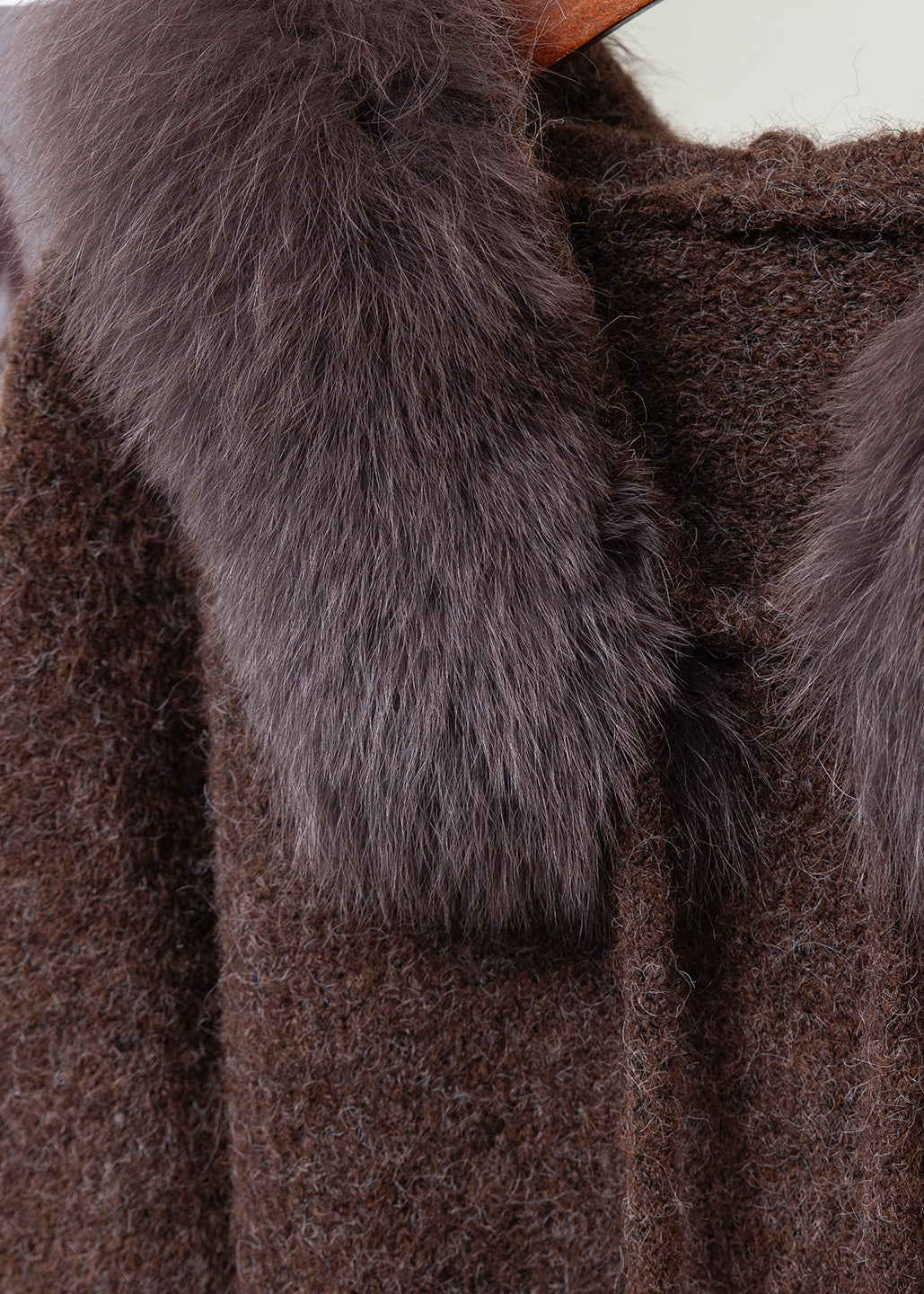 Lockere Strickpullover mit Fuchskragen, flauschigen Bommeln und Kaffeemuster