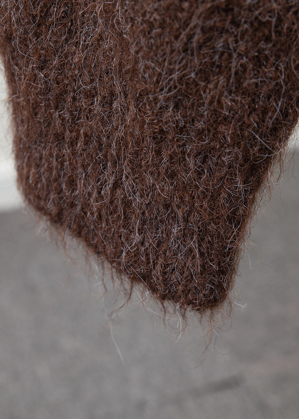 Lockere Strickpullover mit Fuchskragen, flauschigen Bommeln und Kaffeemuster