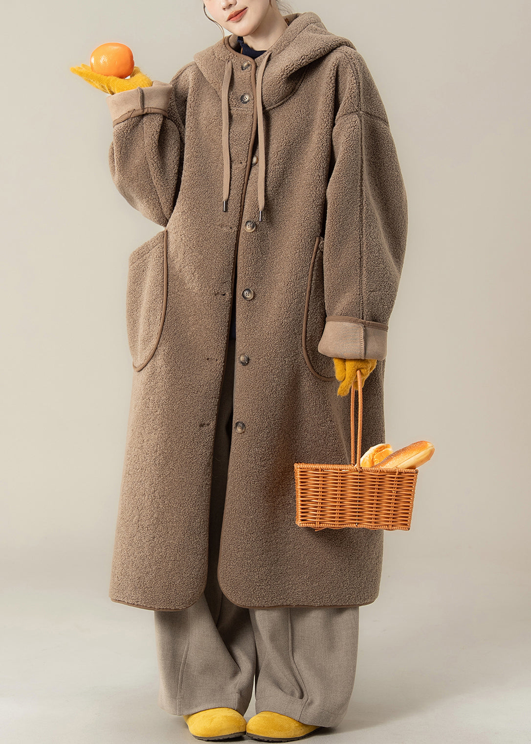 Abrigos largos de peluche con bolsillos y botones y capucha color café holgados para invierno