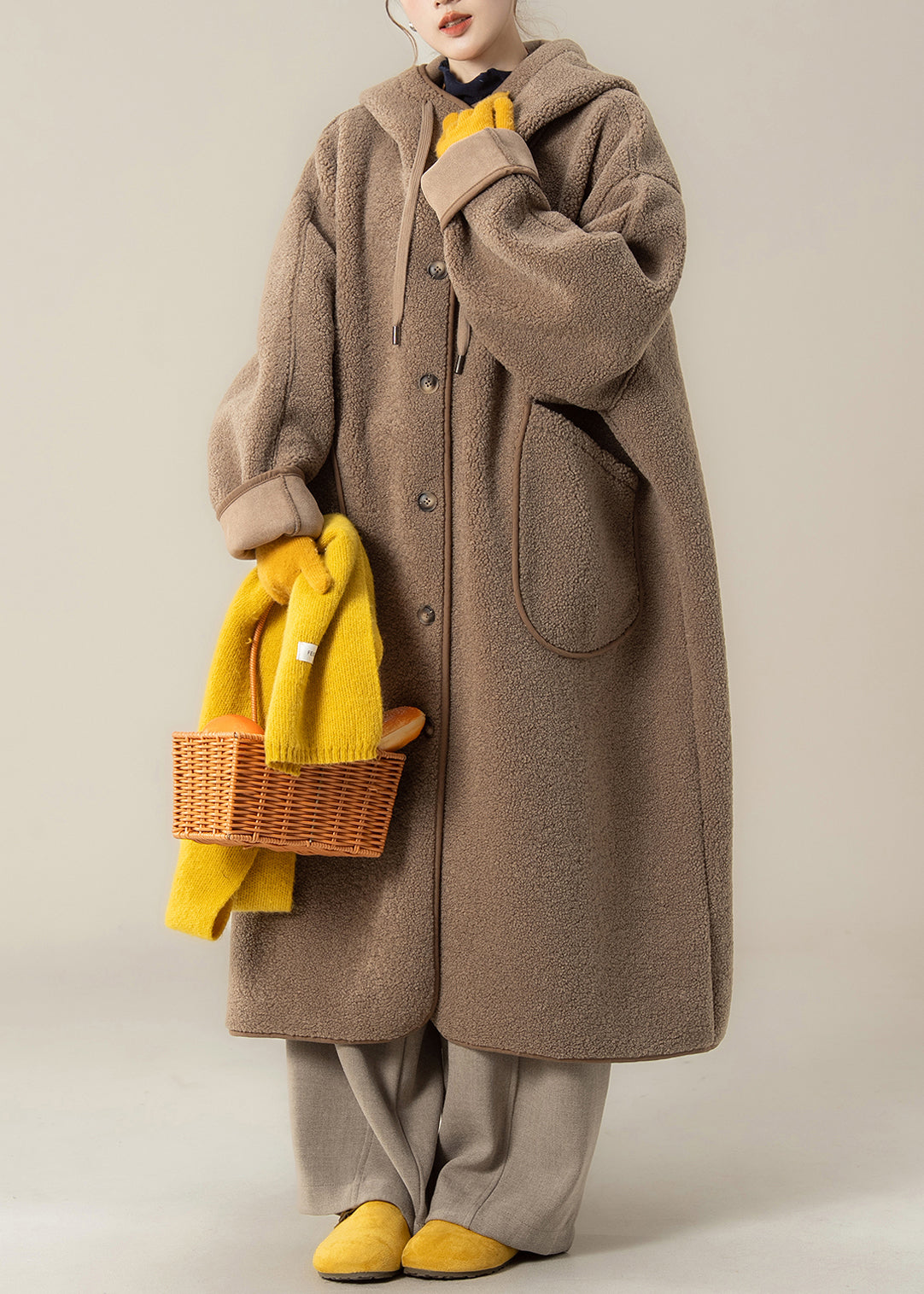 Abrigos largos de peluche con bolsillos y botones y capucha color café holgados para invierno