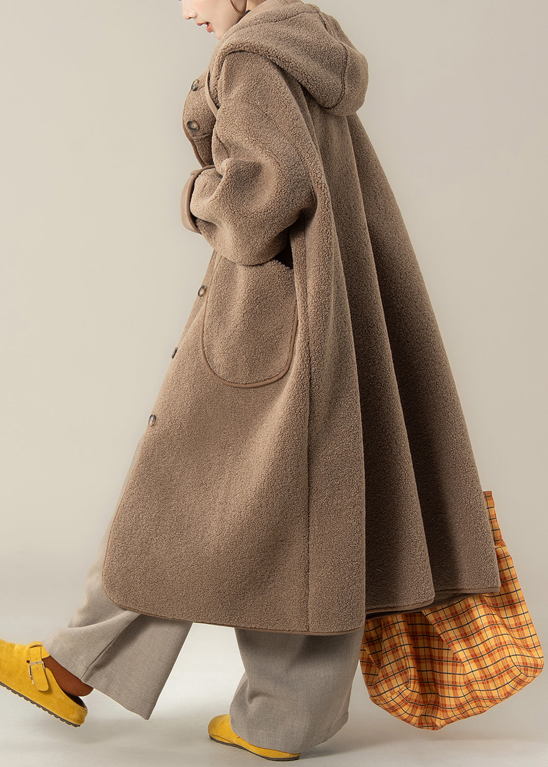Abrigos largos de peluche con bolsillos y botones y capucha color café holgados para invierno