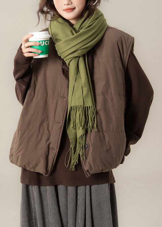 Zweiteiliges Set aus lockerem, ärmellosem, kaffeefarbenem Stoff mit Rundhalsausschnitt, Knopfleiste und Baumwollfüllung.