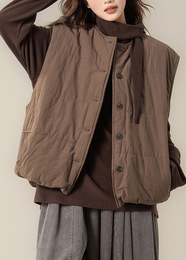 Zweiteiliges Set aus lockerem, ärmellosem, kaffeefarbenem Stoff mit Rundhalsausschnitt, Knopfleiste und Baumwollfüllung.