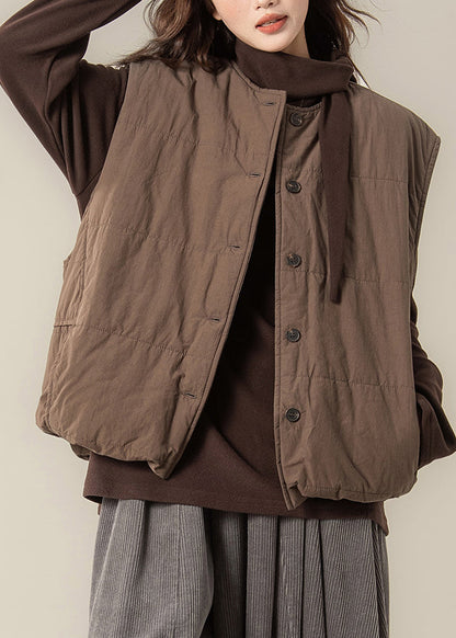 Zweiteiliges Set aus lockerem, ärmellosem, kaffeefarbenem Stoff mit Rundhalsausschnitt, Knopfleiste und Baumwollfüllung.