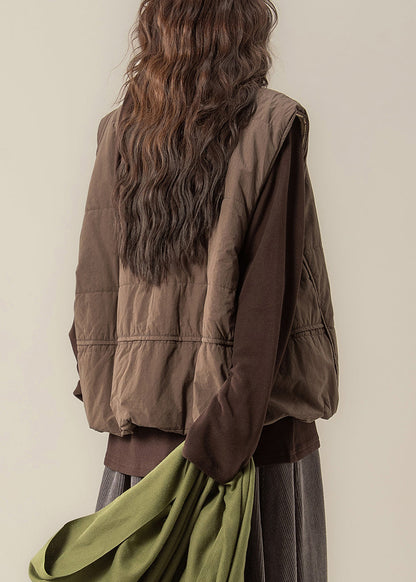 Zweiteiliges Set aus lockerem, ärmellosem, kaffeefarbenem Stoff mit Rundhalsausschnitt, Knopfleiste und Baumwollfüllung.