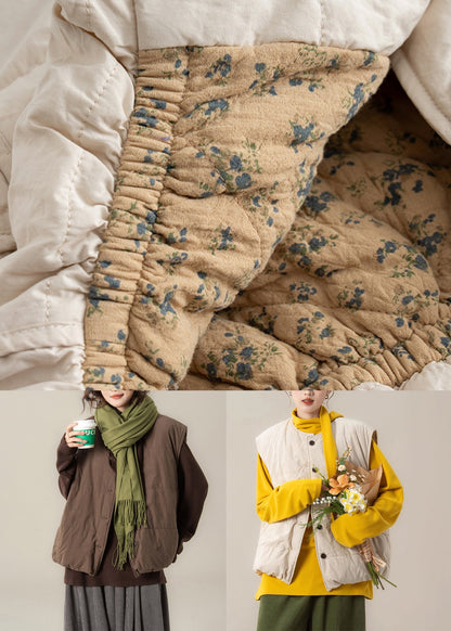 Zweiteiliges Set aus lockerem, ärmellosem, kaffeefarbenem Stoff mit Rundhalsausschnitt, Knopfleiste und Baumwollfüllung.