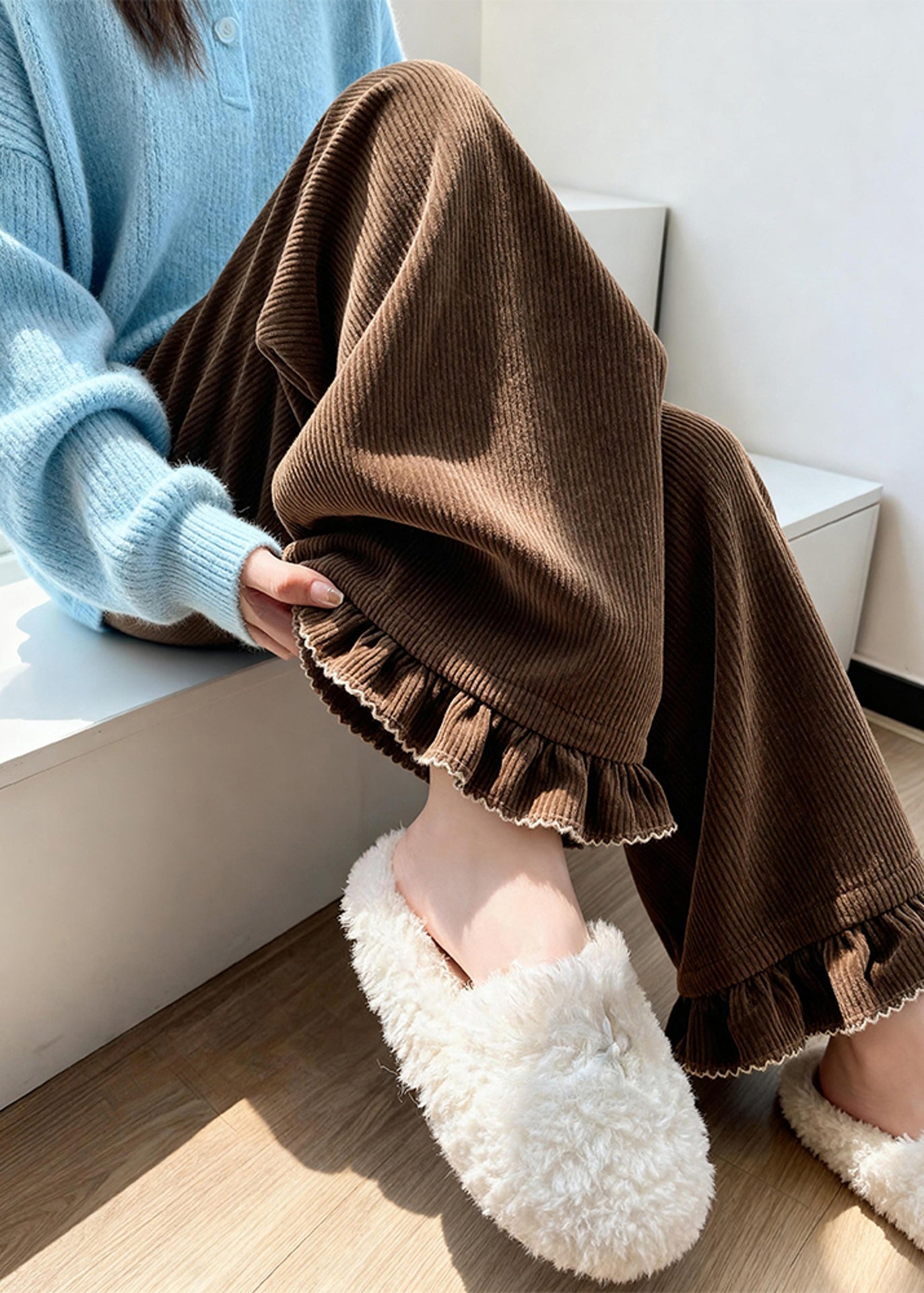 Weit geschnittene Cordhose mit Rüschen und Patchworkmuster in Kaffeebraun und weitem Bein