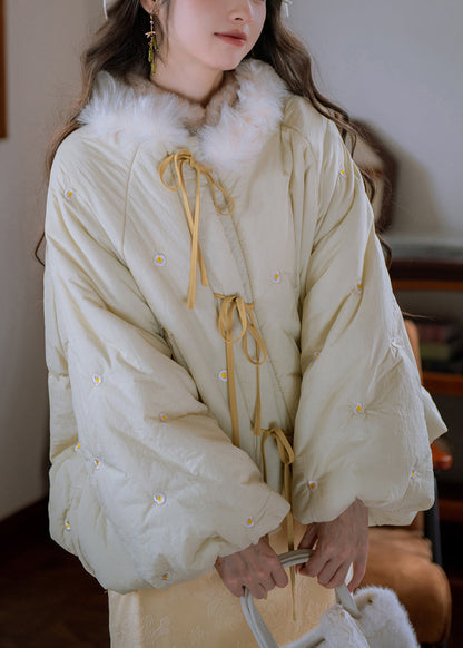 Lockerer, cremefarbener und gelber Parka mit Pelzkragen, bestickter Schnürung und Baumwollfüllung für den Winter
