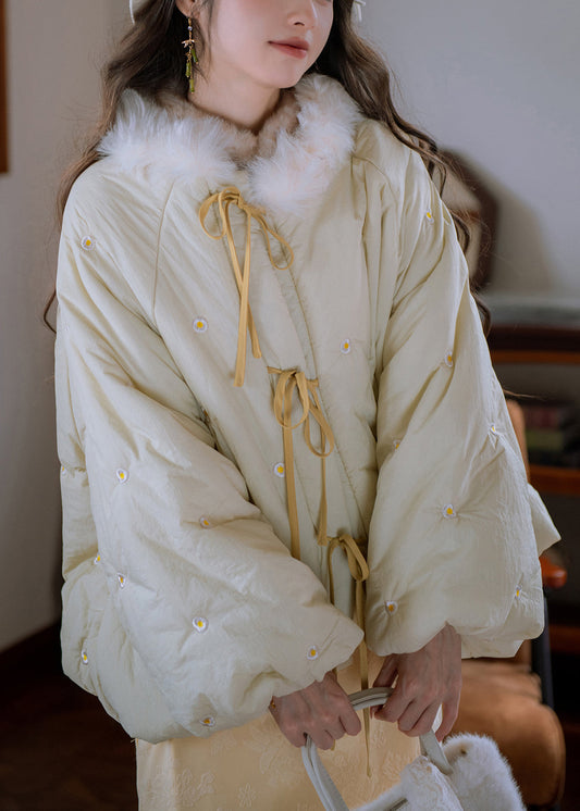 Lockerer, cremefarbener und gelber Parka mit Pelzkragen, bestickter Schnürung und Baumwollfüllung für den Winter