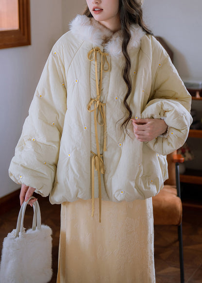 Lockerer, cremefarbener und gelber Parka mit Pelzkragen, bestickter Schnürung und Baumwollfüllung für den Winter