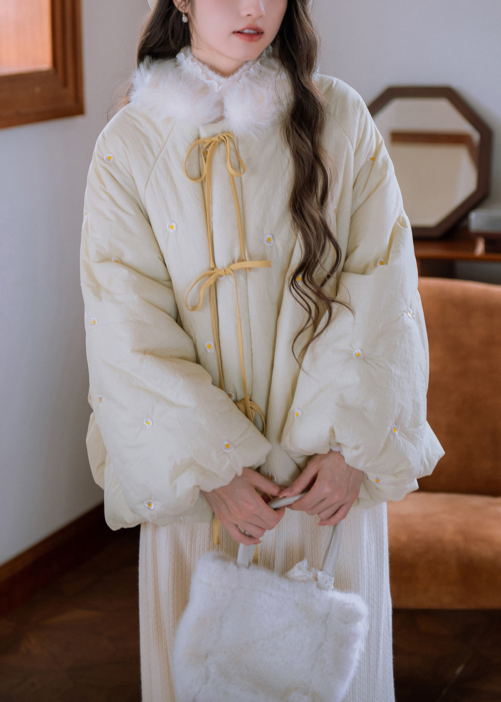Lockerer, cremefarbener und gelber Parka mit Pelzkragen, bestickter Schnürung und Baumwollfüllung für den Winter