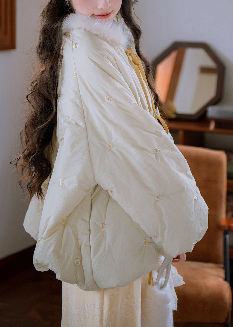 Lockerer, cremefarbener und gelber Parka mit Pelzkragen, bestickter Schnürung und Baumwollfüllung für den Winter