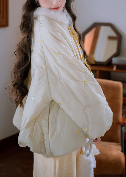 Lockerer, cremefarbener und gelber Parka mit Pelzkragen, bestickter Schnürung und Baumwollfüllung für den Winter