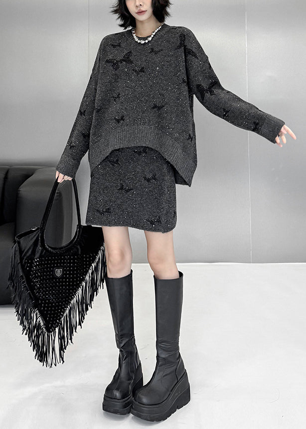 Locker sitzender, dunkelgrauer Strickpullover und -rock mit Schmetterlings-Pailletten, zweiteiliges Set