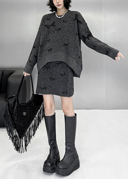 Locker sitzender, dunkelgrauer Strickpullover und -rock mit Schmetterlings-Pailletten, zweiteiliges Set