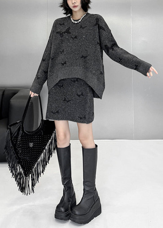 Locker sitzender, dunkelgrauer Strickpullover und -rock mit Schmetterlings-Pailletten, zweiteiliges Set
