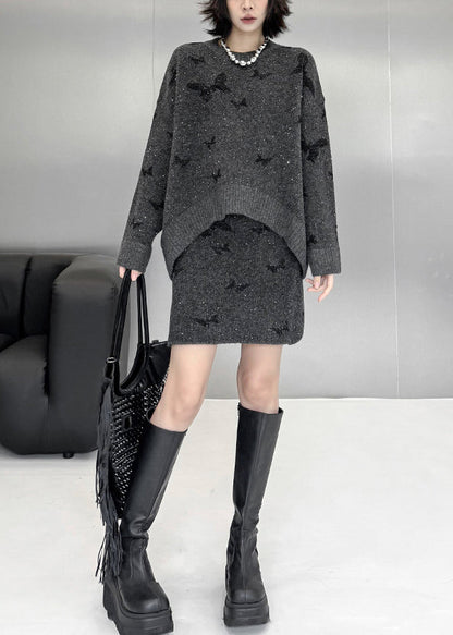 Locker sitzender, dunkelgrauer Strickpullover und -rock mit Schmetterlings-Pailletten, zweiteiliges Set