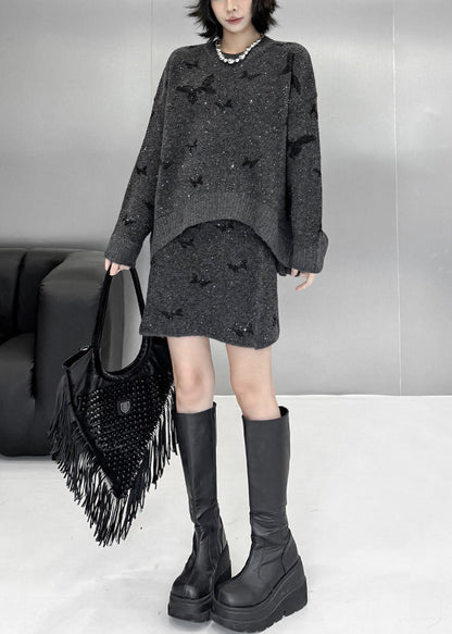 Locker sitzender, dunkelgrauer Strickpullover und -rock mit Schmetterlings-Pailletten, zweiteiliges Set