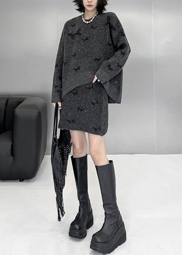 Locker sitzender, dunkelgrauer Strickpullover und -rock mit Schmetterlings-Pailletten, zweiteiliges Set