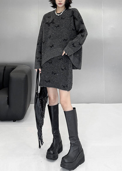 Locker sitzender, dunkelgrauer Strickpullover und -rock mit Schmetterlings-Pailletten, zweiteiliges Set