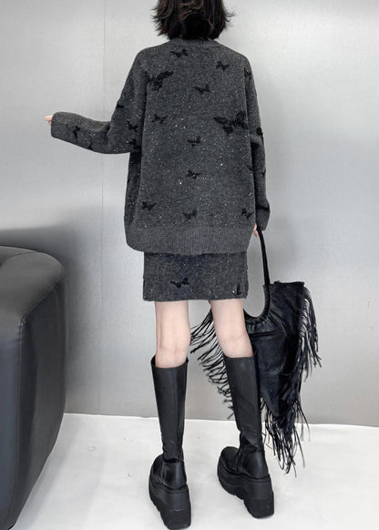 Locker sitzender, dunkelgrauer Strickpullover und -rock mit Schmetterlings-Pailletten, zweiteiliges Set