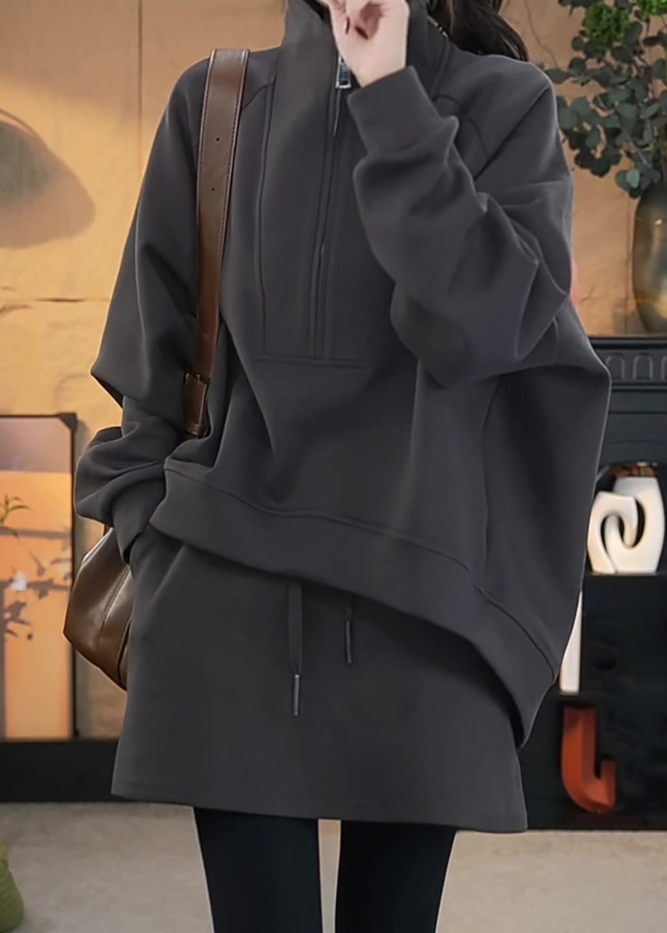 Locker sitzendes, dunkelgraues Baumwoll-Zweiteiler-Set mit Reißverschluss: Sweatshirt und Rock