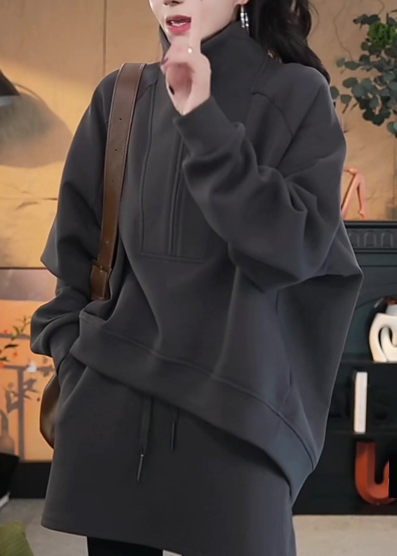 Locker sitzendes, dunkelgraues Baumwoll-Zweiteiler-Set mit Reißverschluss: Sweatshirt und Rock