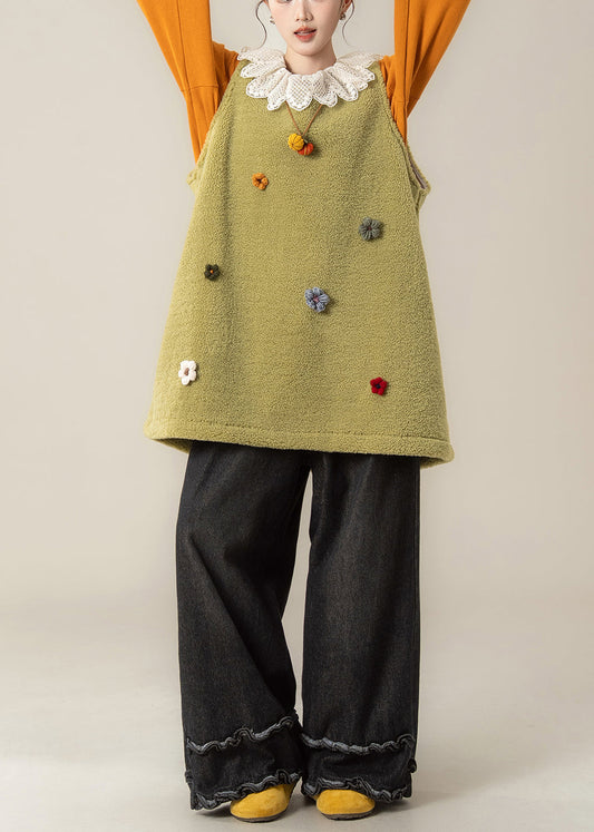 Conjunto de dos piezas sin mangas con chaleco holgado verde fruta floral y pantalón negro con volantes