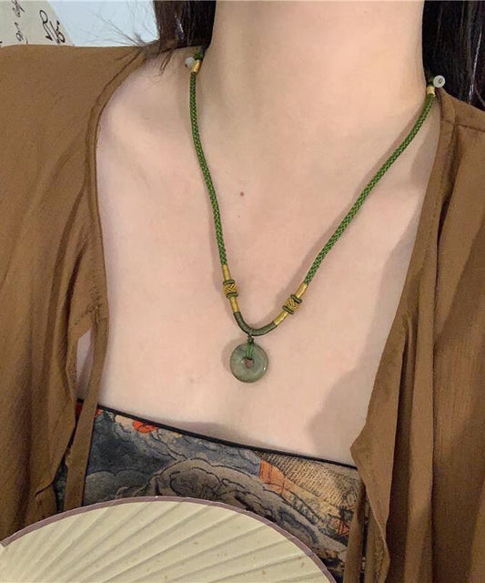 Collar con colgante de resina tejida a mano de color verde hierba suelta