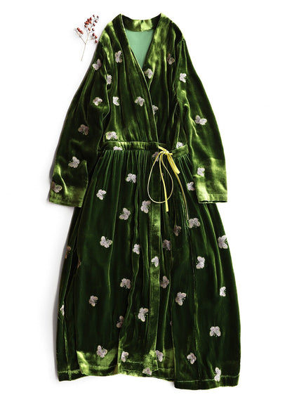 Vestido largo de terciopelo de seda con encaje y mariposas bordadas en verde suelto para primavera