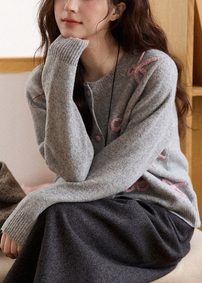 Locker geschnittener grauer Cardigan aus Baumwollstrick mit Schleifenstickerei für den Frühling