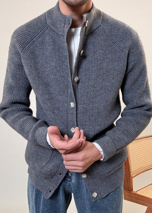 Lässiger, grauer Herrenmantel aus kuscheligem Baumwollstrick mit Knopftaschen
