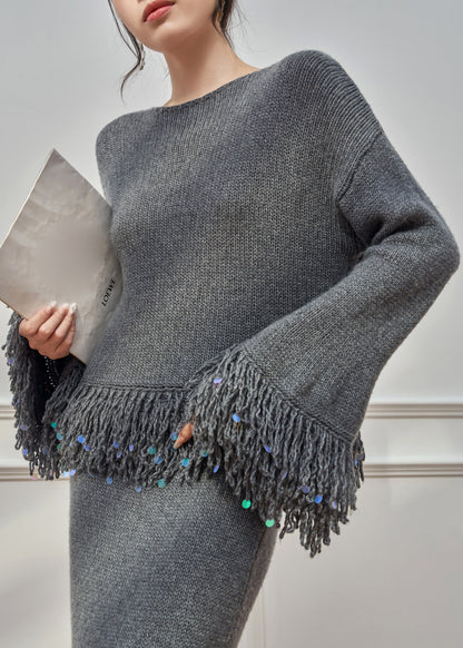 Locker sitzender, grauer Strickpullover und Rock mit Rundhalsausschnitt und Quasten, zweiteilig, mit ausgestellten Ärmeln