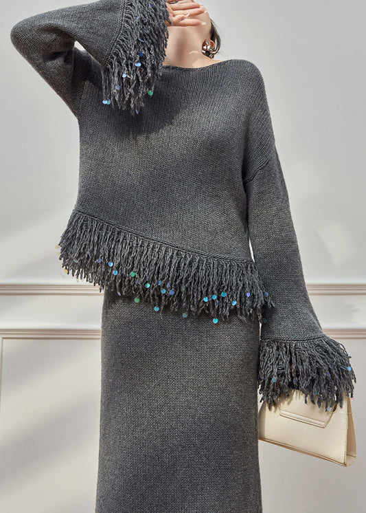 Locker sitzender, grauer Strickpullover und Rock mit Rundhalsausschnitt und Quasten, zweiteilig, mit ausgestellten Ärmeln
