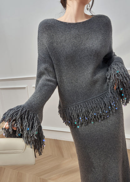 Locker sitzender, grauer Strickpullover und Rock mit Rundhalsausschnitt und Quasten, zweiteilig, mit ausgestellten Ärmeln