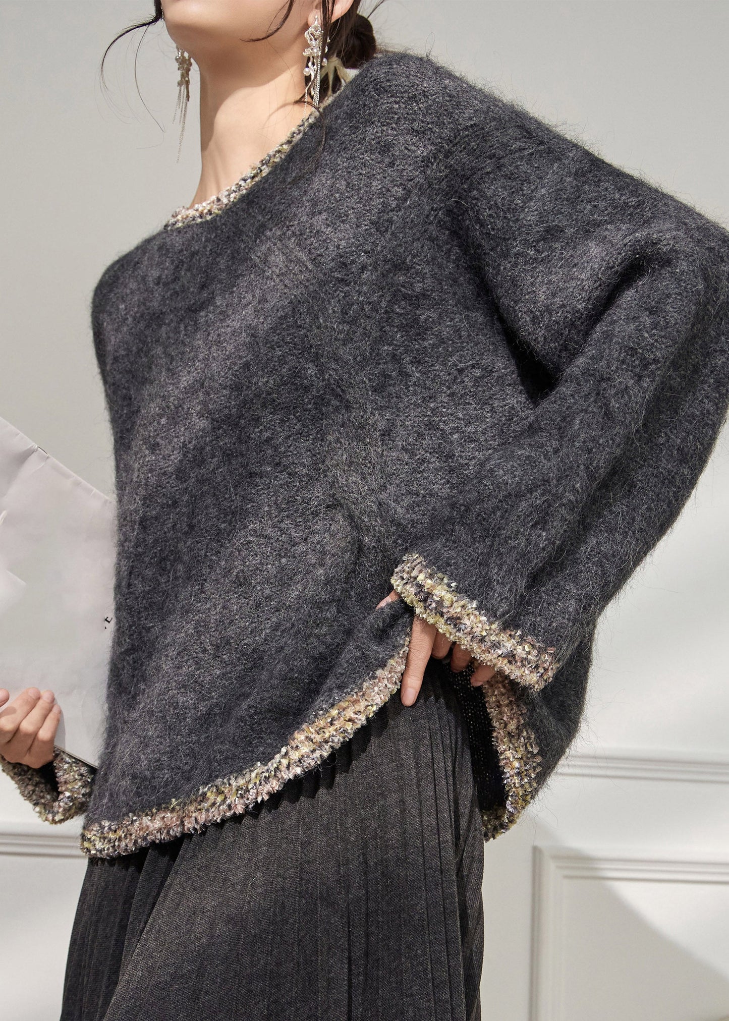 Locker geschnittener grauer Strickpullover aus dickem Baumwollstoff mit Rundhalsausschnitt und ausgestellten Ärmeln