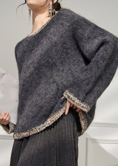 Locker geschnittener grauer Strickpullover aus dickem Baumwollstoff mit Rundhalsausschnitt und ausgestellten Ärmeln