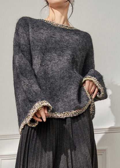 Locker geschnittener grauer Strickpullover aus dickem Baumwollstoff mit Rundhalsausschnitt und ausgestellten Ärmeln