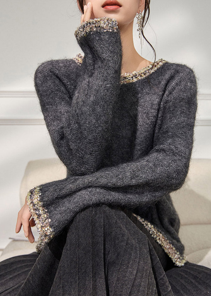 Locker geschnittener grauer Strickpullover aus dickem Baumwollstoff mit Rundhalsausschnitt und ausgestellten Ärmeln