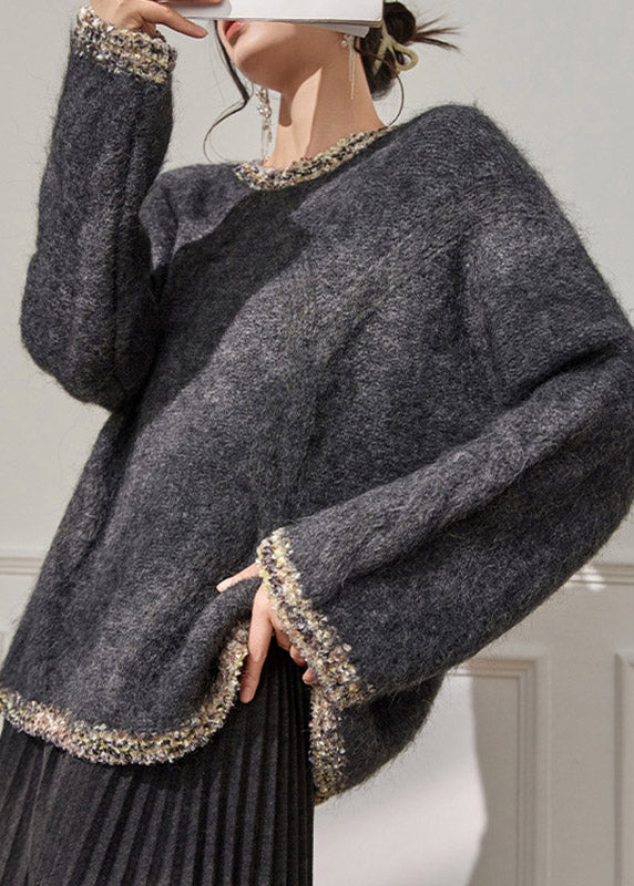 Locker geschnittener grauer Strickpullover aus dickem Baumwollstoff mit Rundhalsausschnitt und ausgestellten Ärmeln
