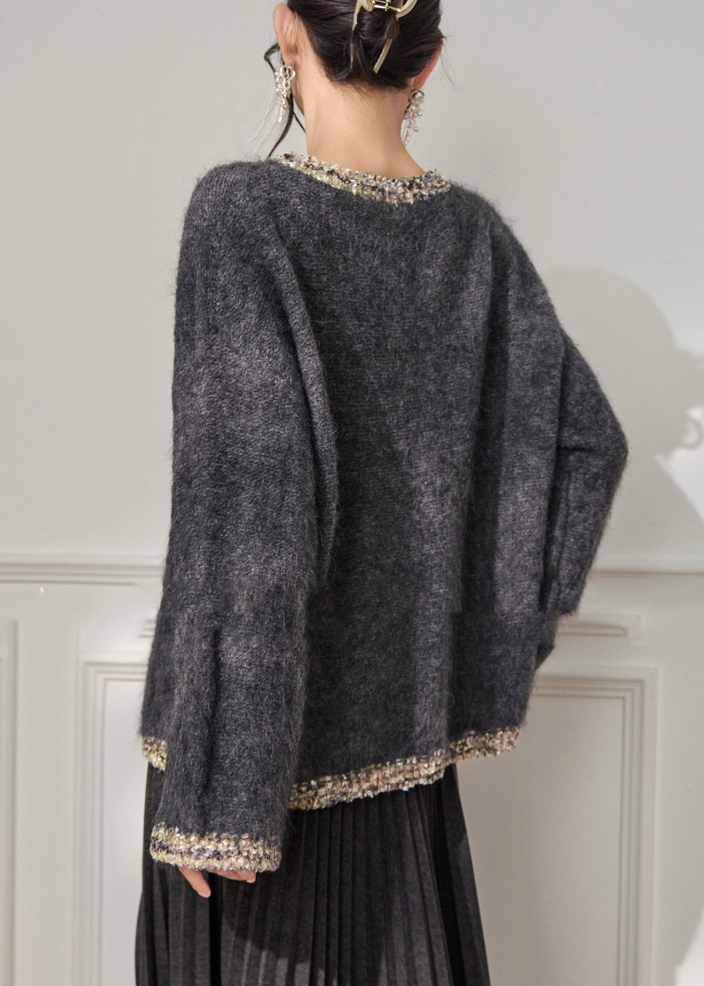 Locker geschnittener grauer Strickpullover aus dickem Baumwollstoff mit Rundhalsausschnitt und ausgestellten Ärmeln