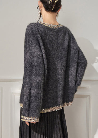 Locker geschnittener grauer Strickpullover aus dickem Baumwollstoff mit Rundhalsausschnitt und ausgestellten Ärmeln