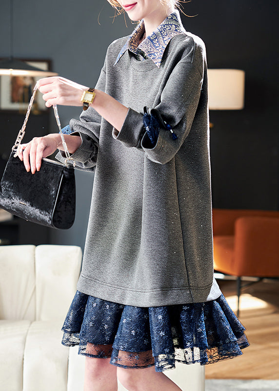 Locker geschnittenes, graues Baumwollkleid mit Peter-Pan-Kragen, Patchwork-Optik und zweiteiliger Optik, mittellang, für den Frühling