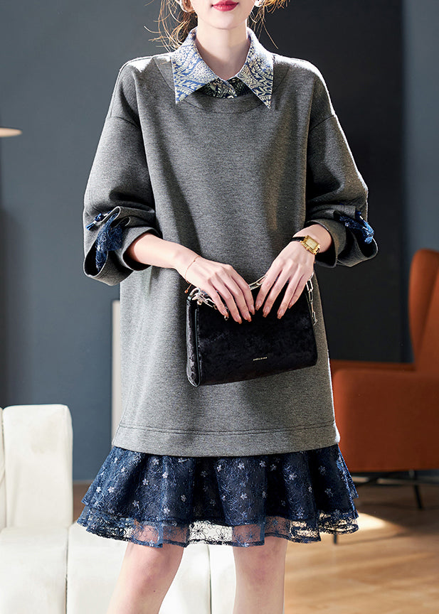 Locker geschnittenes, graues Baumwollkleid mit Peter-Pan-Kragen, Patchwork-Optik und zweiteiliger Optik, mittellang, für den Frühling