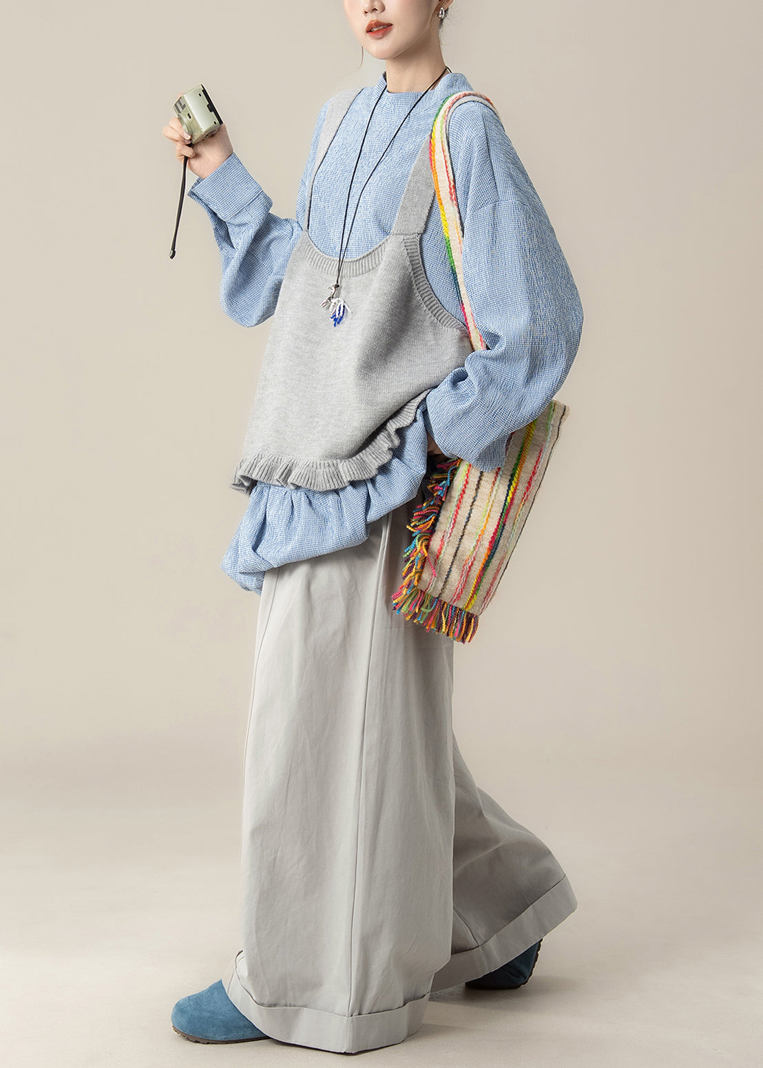 Dreiteiliges Baumwoll-Set: Graue, locker sitzende Strickweste mit Rüschen, blaue Schnüroberteile und Hose (Frühling)