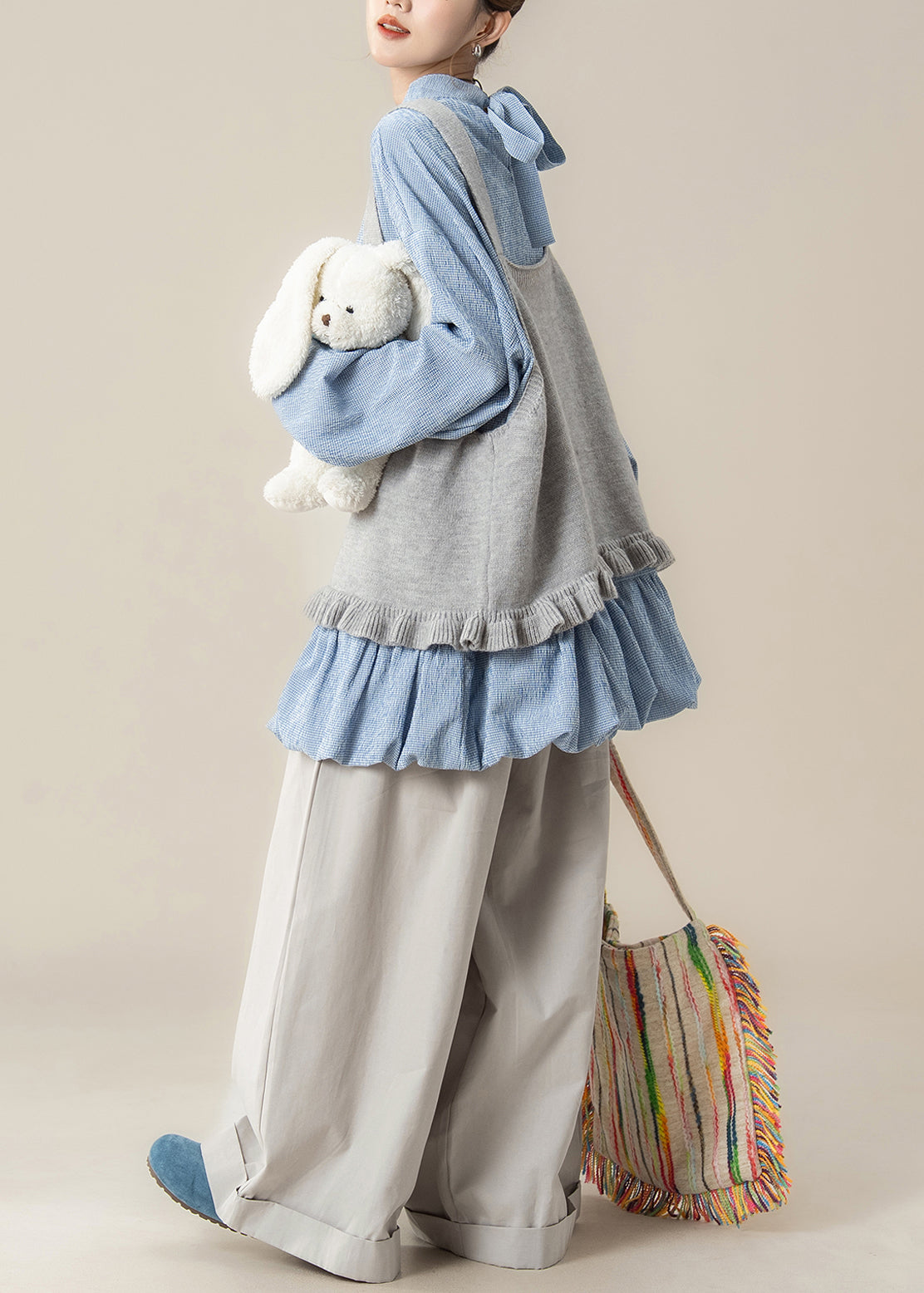 Dreiteiliges Baumwoll-Set: Graue, locker sitzende Strickweste mit Rüschen, blaue Schnüroberteile und Hose (Frühling)